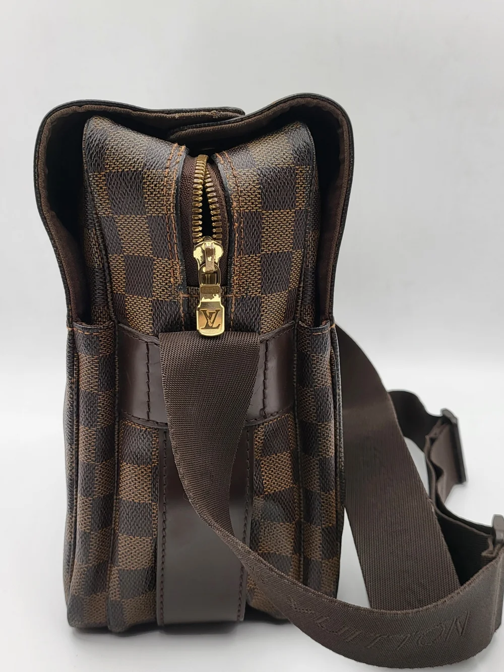 LOUIS VUITTON Damier Ebene Canvas Naviglio Messenger Bag. Authentic, w/COA..